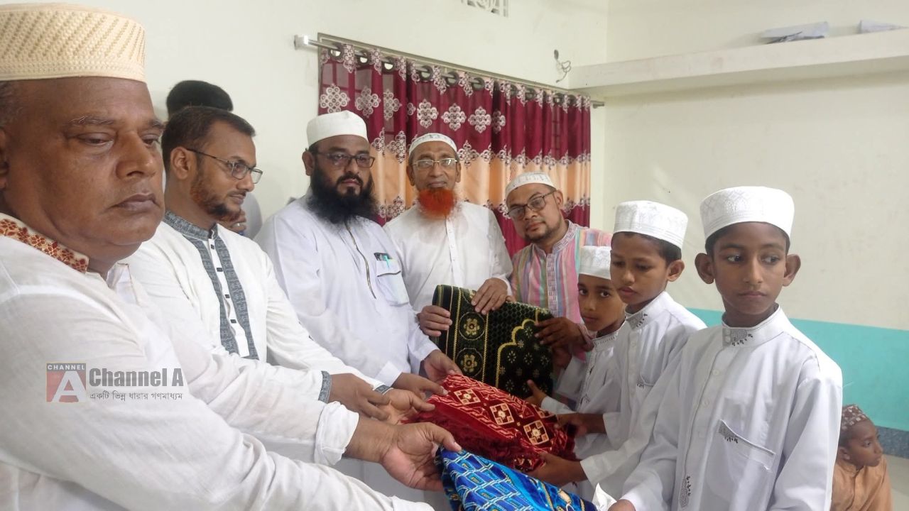 বেশরগাতি এতিমখানায় তিন শিক্ষার্থী কে কুরআনের ছবক প্রদান 