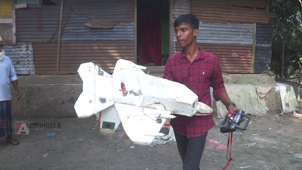 আমতলীর সিফাতের হাতেই তৈরি যুদ্ধবিমান