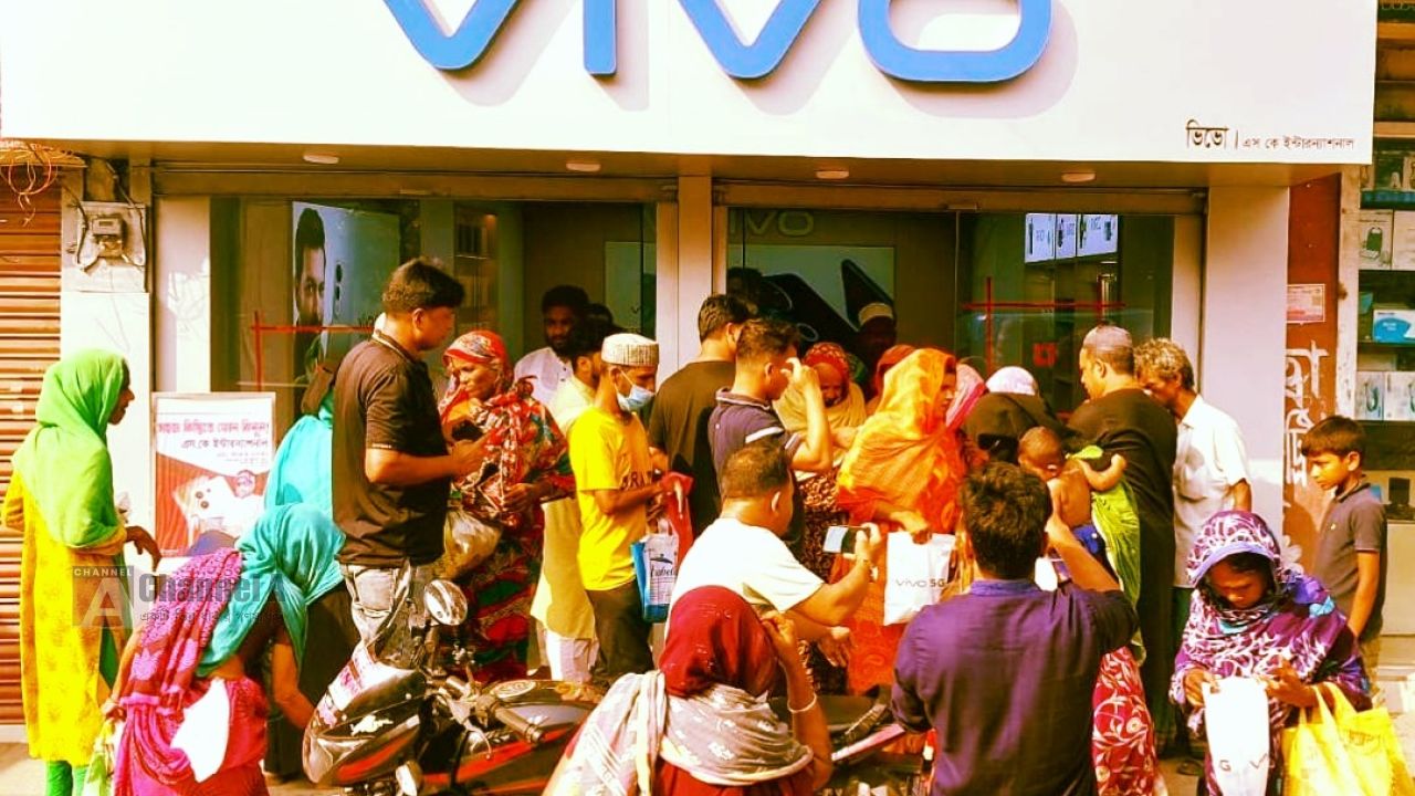 কোটালীপাড়ায় এতিম ও ভিক্ষুকদের দোয়ার মধ্য দিয়ে মোবাইল শোরুমের উদ্বোধন।