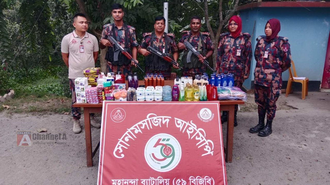 মহানন্দা ব্যাটালিয়নের পৃথক দুটি অভিযানে ১২টি চোরাই মোবাইল এবং ২৭২ টি ভারতীয় কসমেটিকস সামগ্রী আটক 