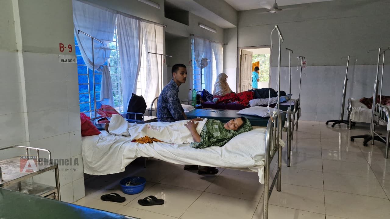 চাঁপাইনবাবগঞ্জে নাচোলে সীমানা প্রাচীর ভেঙে বাড়ি দখলের চেষ্টা, বাধা দিতে গিয়ে হামলার শিকার