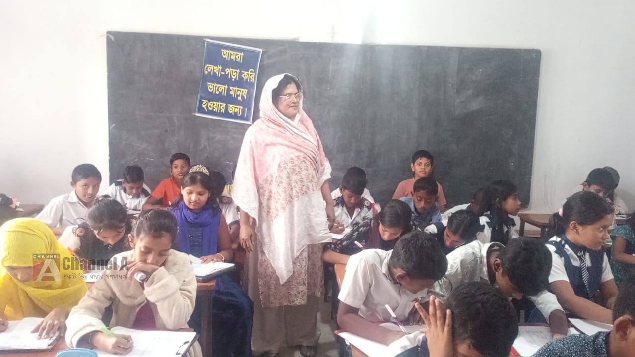 আমতলীতে প্রাথমিক সহকারী শিক্ষকদের কর্মবিরতি, পরীক্ষা নিচ্ছেন প্রধান শিক্ষক