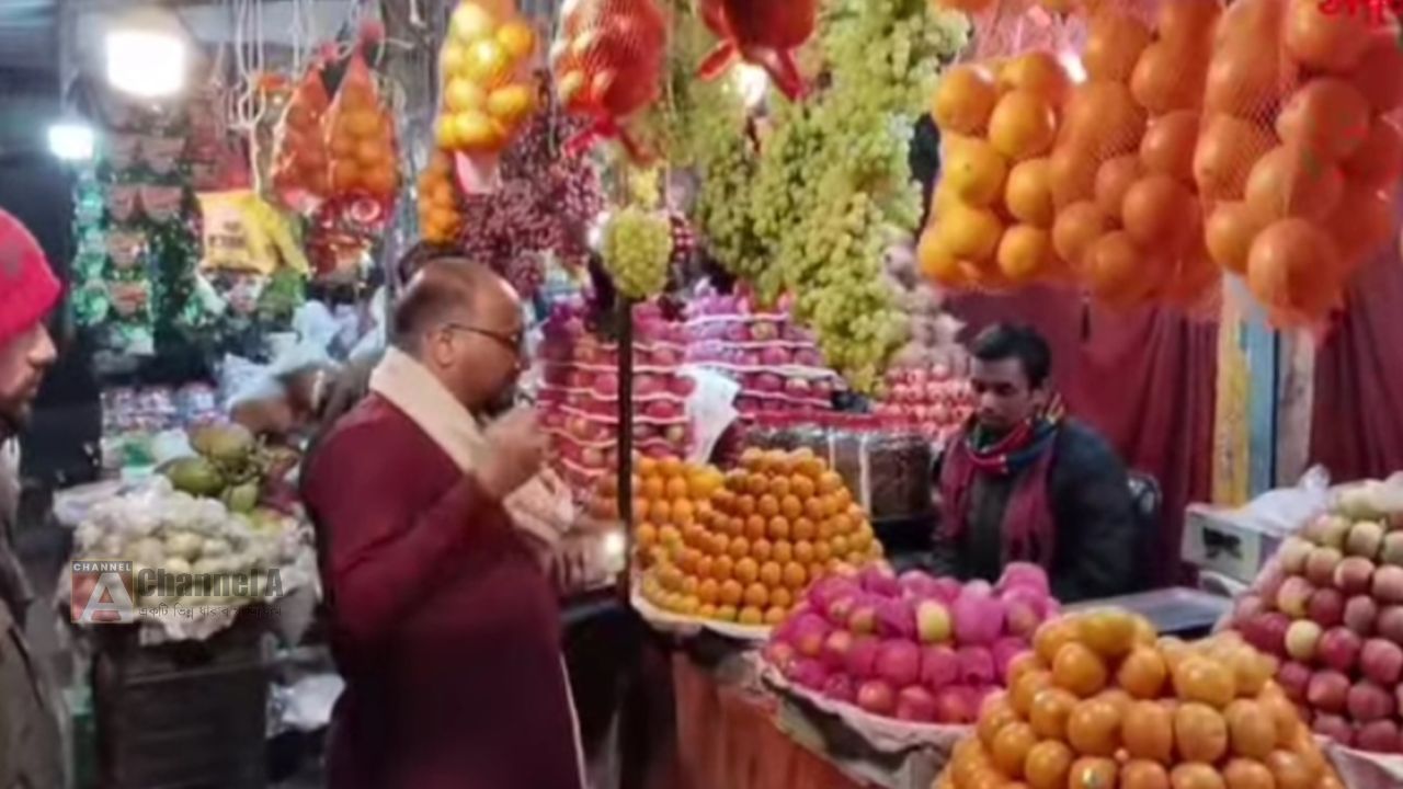 পীরগঞ্জ পৌর শহরে রাতের বাজারে ইউএনওর হঠাৎ অভিযান, ন্যায্য মূল্যে পণ্য বিক্রির নির্দেশ