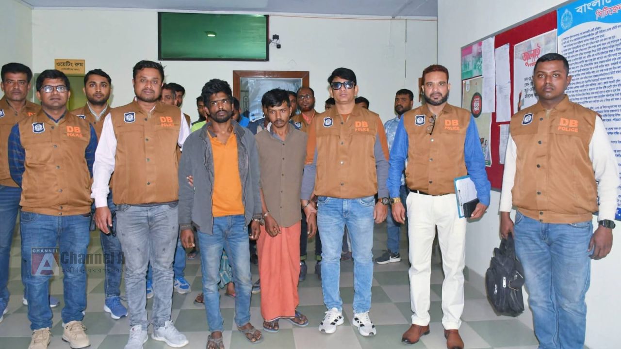 নওগাঁ আন্তঃজেলা কুখ্যাত  ডাকাত চক্রের ৬ সদস্য গ্রেপ্তার,অতঃপর অপহৃত ট্রাক ও হেলপার চালক উদ্ধার