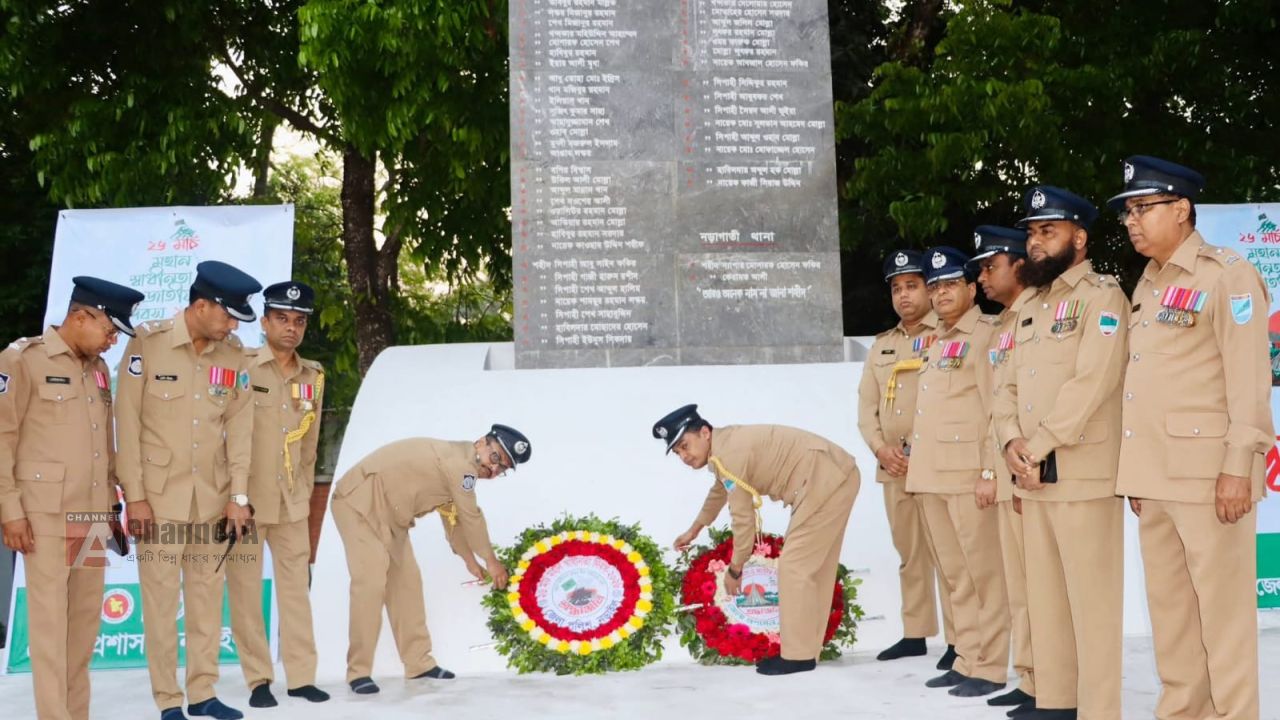 নড়াইলের পুলিশ সুপার আল মামুন শিকদারের মুক্তিযুদ্ধ স্মৃতিস্তম্ভে পুষ্পস্তবক অর্পণ