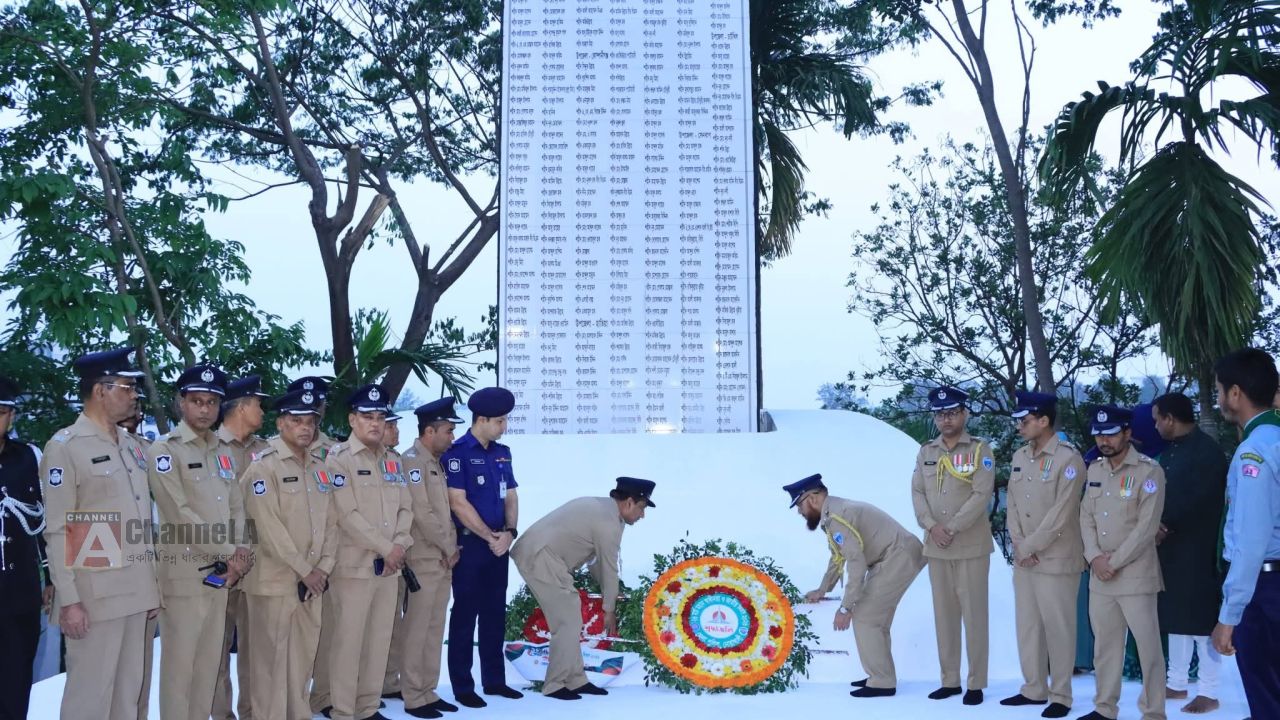 নোয়াখালীতে মহান স্বাধীনতা দিবস : শহীদ মিনারে পুলিশের পুষ্পস্তবক 